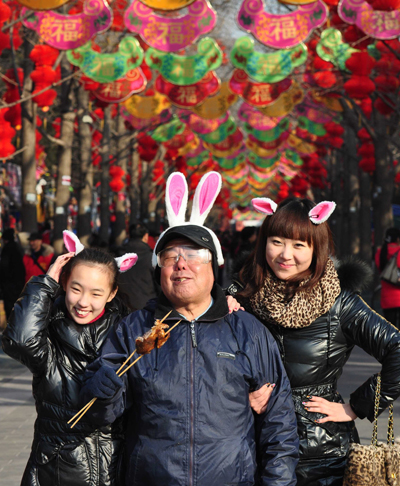  The Spring Festival cultural temple fair is held in Ditan Park, Beijing, capital of China, Feb. 2, 2011. Variety of goods related to bunny are well received by visitors at temple fairs kicked off in Beijing on Wednesday, the Chinese Lunar New Year's Eve. [Xinhua photo] 