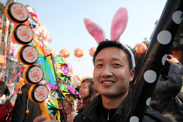  The Spring Festival cultural temple fair is held in Ditan Park, Beijing, capital of China, Feb. 2, 2011. Variety of goods related to bunny are well received by visitors at temple fairs kicked off in Beijing on Wednesday, the Chinese Lunar New Year's Eve. [Xinhua photo] 