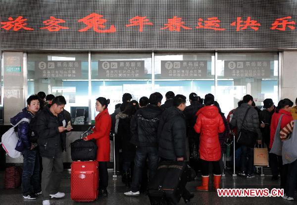 Passengers queue to buy tickets at Zhongyangmen coach station in Nanjing, capital of east China's Jiangsu Province, Feb. 6, 2011.[Xinhua]