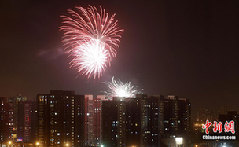 Fireworks set off in Beijing on February 2, 2011. [Chinanews.com]