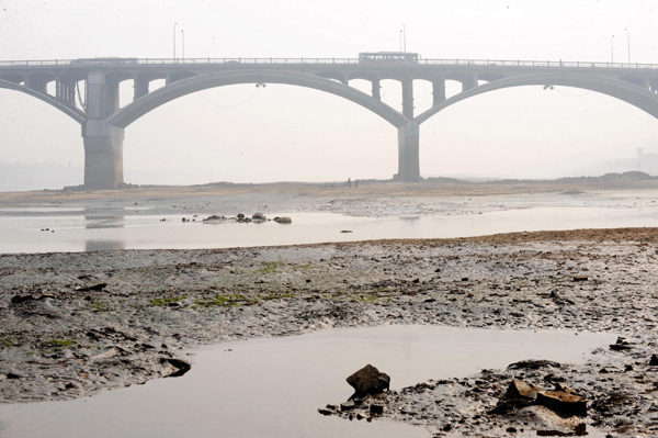 The dried-up riverbed of Xiangjiang River is seen in Changsha, capital of Central China's Hunan province, Feb 8, 2011.[Xinhua]