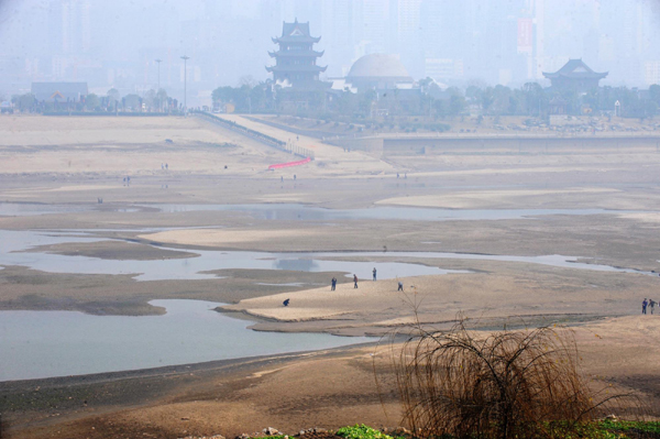 The dried-up riverbed of Xiangjiang River is seen in Changsha, capital of Central China's Hunan province, Feb 8, 2011. [Photo/Xinhua] 