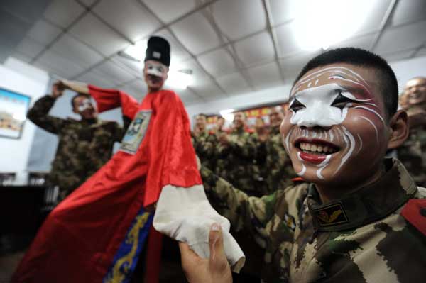 Soldiers of the armed police in Huaibei, Anhui province, learn to sing Yu Opera, a major local opera in Henan province that enjoys nationwide popularity, on Monday. Professional performers were invited to coach the new soldiers during the Spring Festival holidays. [Photo/Xinhua]