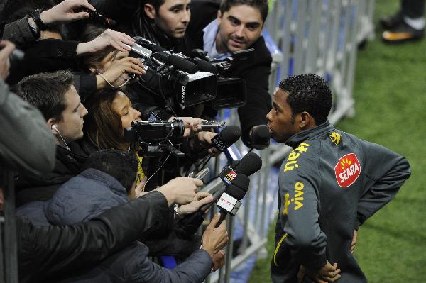 Brazil's national soccer team player Robinho speaks to the media on the eve of their international friendly match against France at the Stade de France stadium in Saint-Denis, near Paris February 8, 2011.[Photo:Xinhua via Reuters]