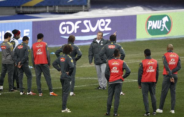  Brazil's national soccer team coach Mano Menezes (C Rear) speaks to his players on the eve of their international friendly match against France at the Stade de France stadium in Saint-Denis, near Paris February 8, 2011. [Photo:Xinhua via Reuters]