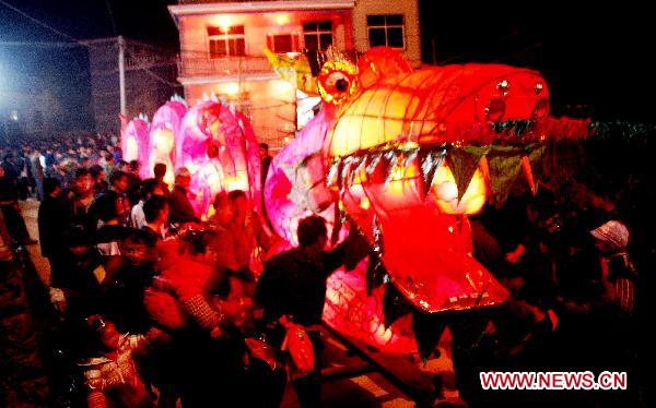 People carry a dragon lantern on wooden benches during a lantern parade in Dexing, east China's Jiangxi Province, Feb. 8, 2011. Over 200 people took part in a lantern parade celebrating the Chinese Lunar New Year here on Tuesday.