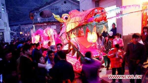 People carry a dragon lantern on wooden benches during a lantern parade in Dexing, east China's Jiangxi Province, Feb. 8, 2011. Over 200 people took part in a lantern parade celebrating the Chinese Lunar New Year here on Tuesday. 