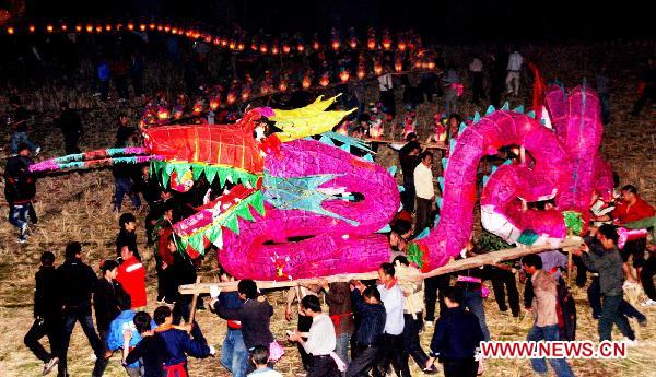 People carry a dragon lantern on wooden benches during a lantern parade in Dexing, east China's Jiangxi Province, Feb. 8, 2011. Over 200 people took part in a lantern parade celebrating the Chinese Lunar New Year here on Tuesday. 