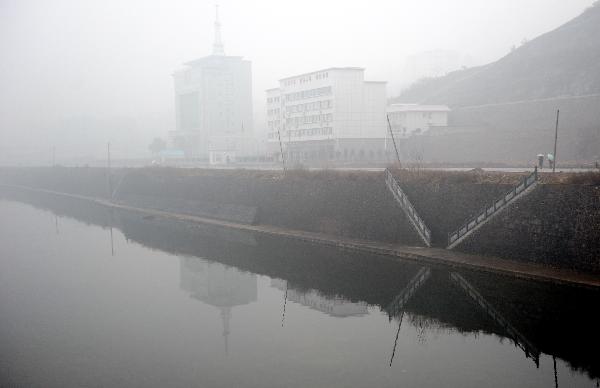 Heavy fog are seen in Enshi, central China's Hubei Province, Feb. 9, 2011. Many places in China witnessed temperature drop due to strong cold air in recent days.