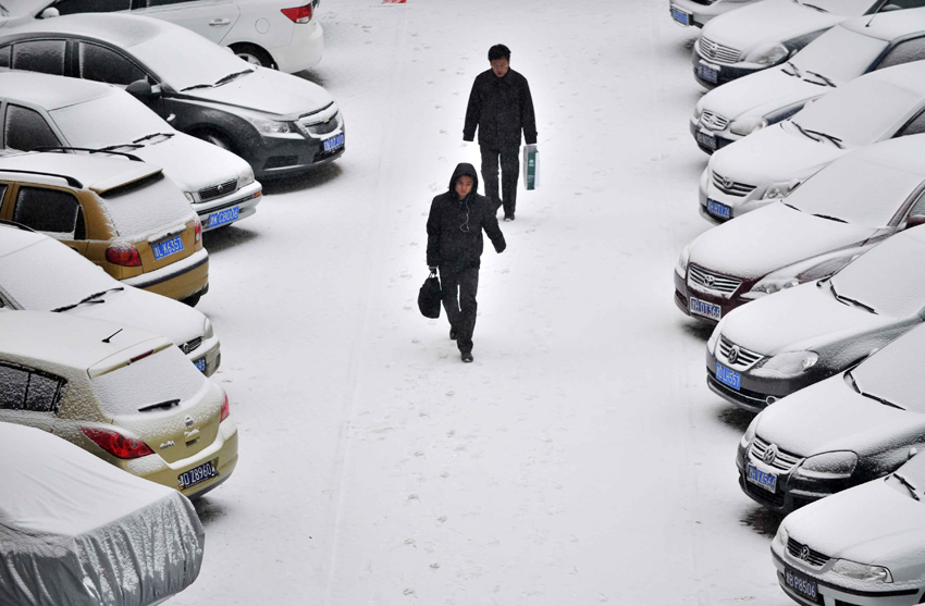 It is the first snow in Beijing this winter, which arrives Wednesday as the latest snowfall in 60 years. [Xinhua]