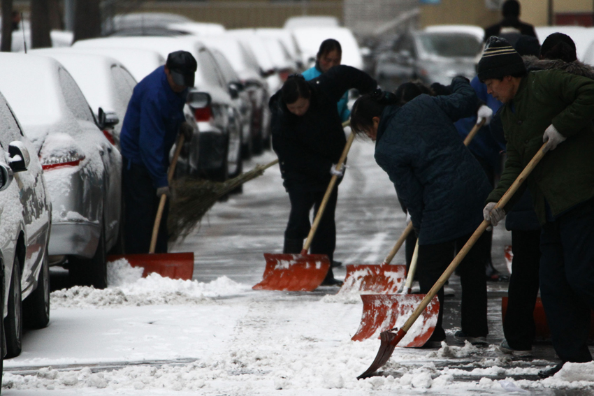 It is the first snow in Beijing this winter, which arrives Wednesday as the latest snowfall in 60 years. [Xinhua]