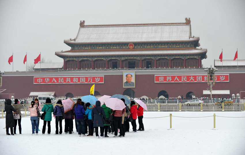 It is the first snow in Beijing this winter, which arrives Wednesday as the latest snowfall in 60 years. [Xinhua]