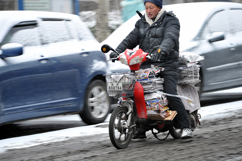 It is the first snow in Beijing this winter, which arrives Wednesday as the latest snowfall in 60 years. [Xinhua]