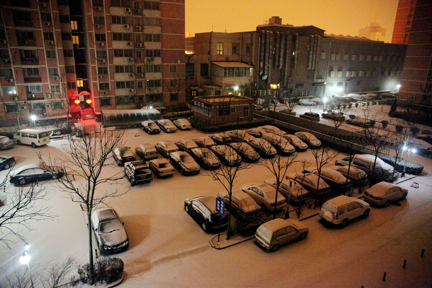 It is the first snow in Beijing this winter, which arrives Wednesday as the latest snowfall in 60 years. [Xinhua]