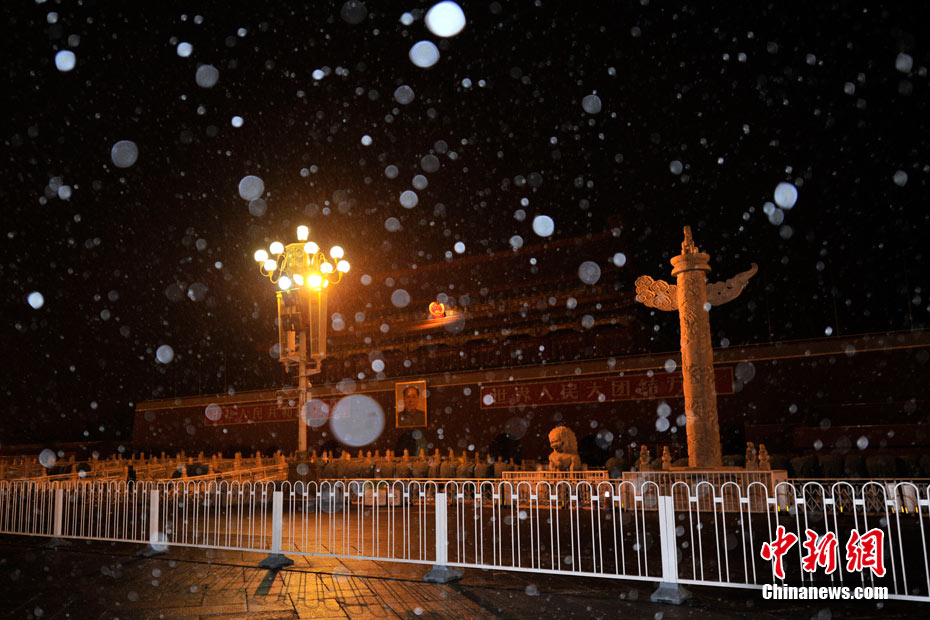 It is the first snow in Beijing this winter, which arrives Wednesday as the latest snowfall in 60 years. [Chinanews.com]