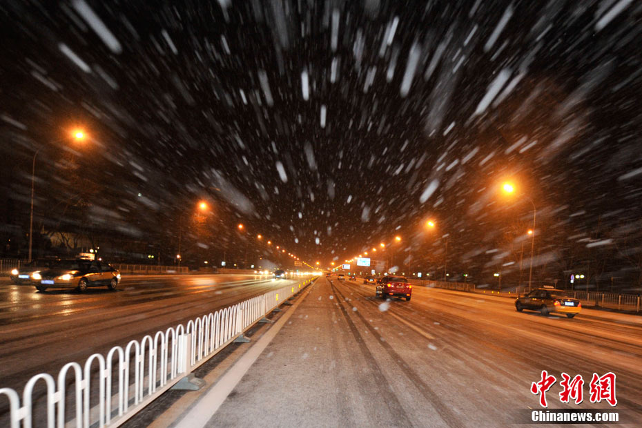 It is the first snow in Beijing this winter, which arrives Wednesday as the latest snowfall in 60 years. [Chinanews.com]