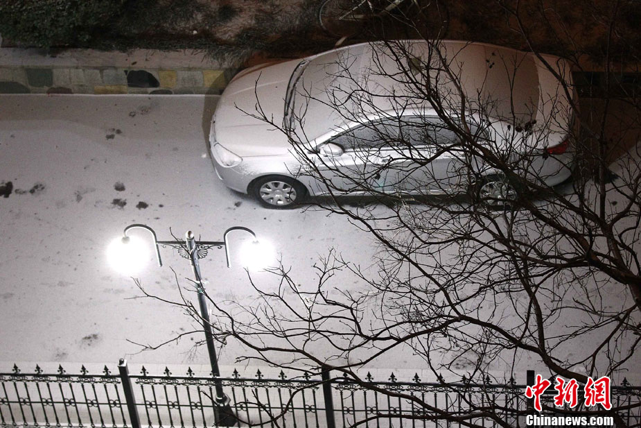 It is the first snow in Beijing this winter, which arrives Wednesday as the latest snowfall in 60 years. [Chinanews.com]