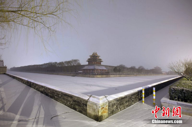 It is the first snow in Beijing this winter, which arrives Wednesday as the latest snowfall in 60 years. [Chinanews.com]