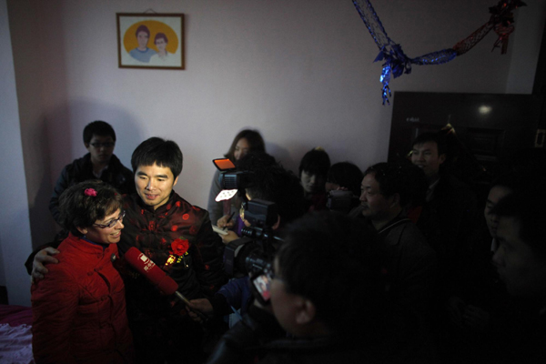 A local television crew interviews Rebecca Kanthor (L) and Liu Jian after their traditional Chinese wedding in Dong&apos;an at the central province of Henan, February 9, 2011. [China Daily/Agencies]