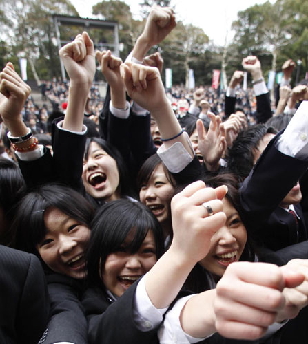 Japanese college students raise their fists at a rally in Tokyo Feb 8, 2011. About 1,500 students from business schools attended the rally to boost their morale ahead of their job hunt. [China Daily/Agencies]