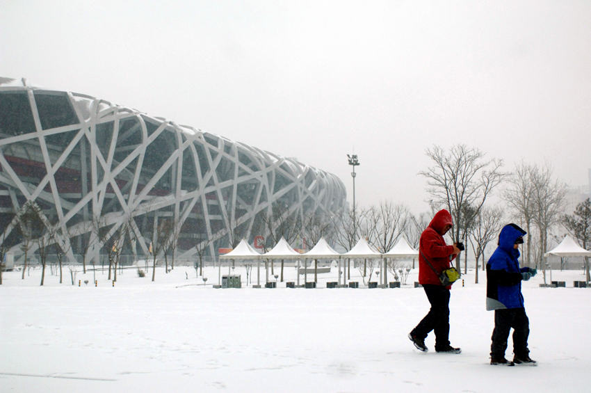 It is the first snow in Beijing this winter, which arrives Wednesday as the latest snowfall in 60 years. This photo is taken on Feb. 10, 2011. [Xinhua] 