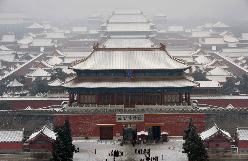 It is the first snow in Beijing this winter, which arrives Wednesday as the latest snowfall in 60 years. This photo is taken on Feb. 10, 2011. [Xinhua] 