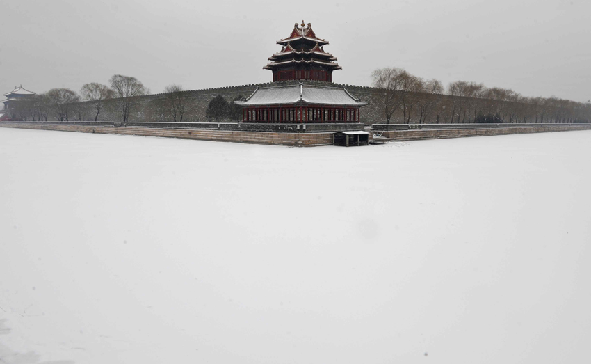 It is the first snow in Beijing this winter, which arrives Wednesday as the latest snowfall in 60 years. This photo is taken on Feb. 10, 2011. [Xinhua] 