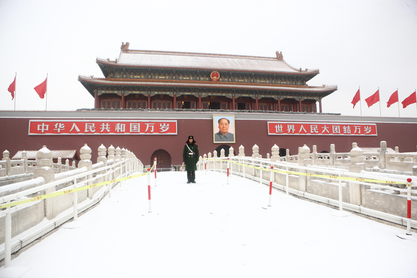 It is the first snow in Beijing this winter, which arrives Wednesday as the latest snowfall in 60 years. This photo is taken on Feb. 10, 2011. [Xinhua] 