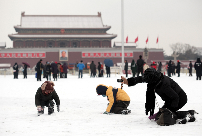 It is the first snow in Beijing this winter, which arrives Wednesday as the latest snowfall in 60 years. This photo is taken on Feb. 10, 2011. [Xinhua] 