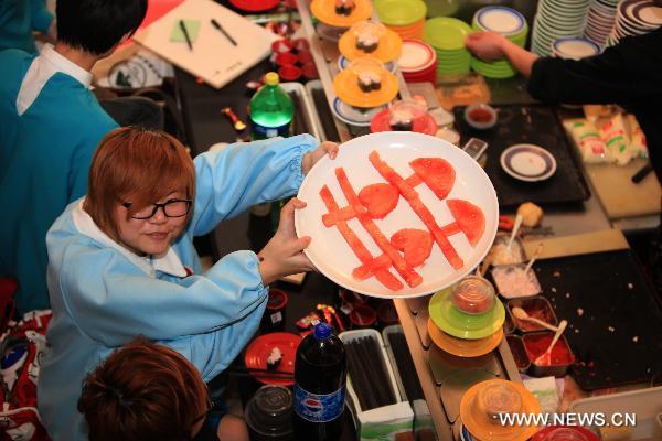A dish forming the Chinese character &apos;Xi&apos;, which means &apos;happiness&apos;, is seen during a wedding ceremony in the theme of cosplay in Hefei, east China&apos;s Anhui Province, Feb. 8, 2011. Some cosplay enthusiasts attended the wedding ceremony on Tuesday. [Xinhua]