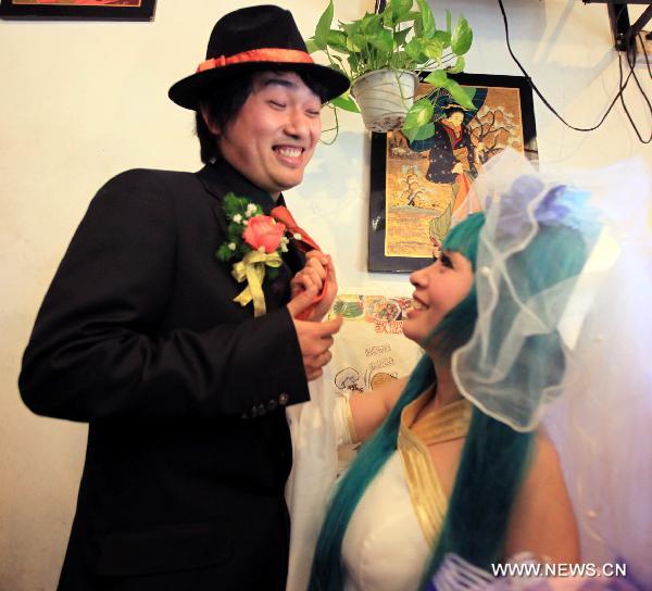 A pair of newly-wed couple in cosplay costumes is seen during a wedding ceremony in the theme of cosplay in Hefei, east China&apos;s Anhui Province, Feb. 8, 2011. [Xinhua] 