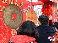 Fair events here are very similar to those in Ditan. There will be various interactive competitions inviting visitors to join in arm-wrestling, rock climbing, and chess playing. [Photo by Sun Tao]