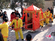 Fair events here are very similar to those in Ditan. There will be various interactive competitions inviting visitors to join in arm-wrestling, rock climbing, and chess playing. [Photo by Sun Tao]