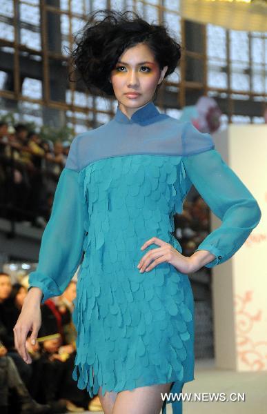 A model presents a creation designed by Jasper Huang during a fashion show held in the fashion pavilion of Taipei International Flora Expo in Taipei, southeast China's Taiwan, Feb. 9, 2011. Taiwanese fashion designer Jasper Huang showcased on Wednesday a series of evening dresses and little dresses which he created on the basis of inspirations he got from Chinese traditional aesthetics.