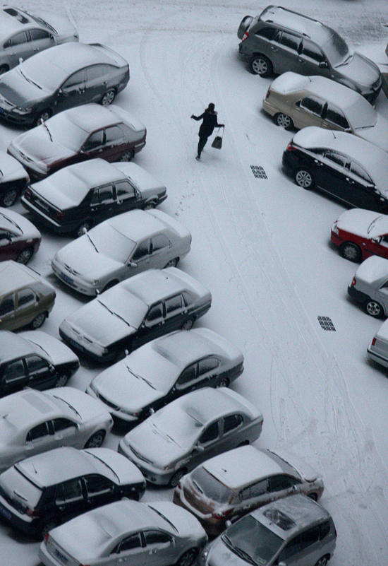 It is the first snow in Beijing this winter, which arrives Wednesday as the latest snowfall in 60 years. [Xinhua]