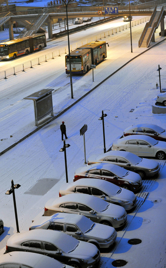 It is the first snow in Beijing this winter, which arrives Wednesday as the latest snowfall in 60 years. [Xinhua]