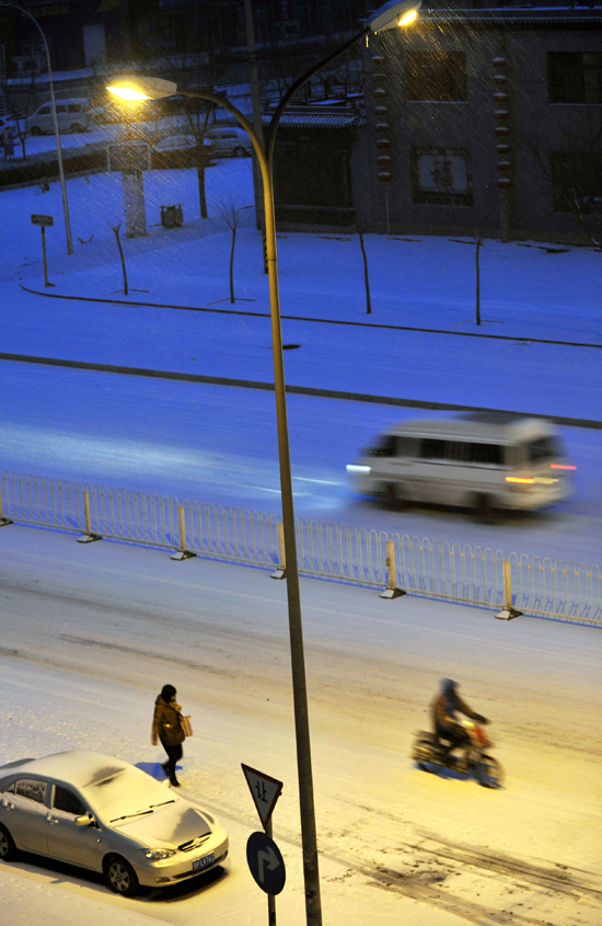 It is the first snow in Beijing this winter, which arrives Wednesday as the latest snowfall in 60 years. [Xinhua]