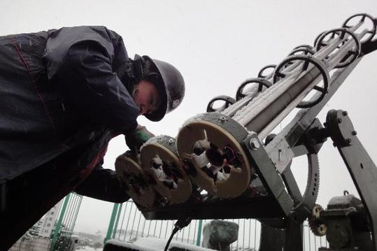 A technician at the local meteorologic department prepares for artificial precipitation in Jiyuan, central China's Henan Province, Feb. 9, 2011. Meteorologic departments across Henan started artificial precipitation operations to bring moisture to the drought-stricken province as long-awaited snowfalls hit most parts of Henan Wednesday. [Xinhua]