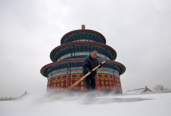 A worker sweeps the snow in Tiantan Park in Beijing Feb 10, 2011. [Xinhua] 