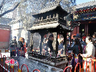 This is one of the places where Beijing's temple fair originated. Although Buddhist temples and lamaseries are fairly common throughout China, it isn't easy to find a temple where Taoism, the indigenous Chinese faith, is still actively practiced. Affected by the recent modern temple fairs, Baiyunguan is not popular as it once was. But it does have special attractions. [Photo by Liu Yi]  