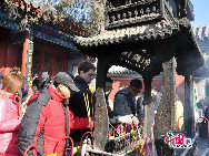 This is one of the places where Beijing's temple fair originated. Although Buddhist temples and lamaseries are fairly common throughout China, it isn't easy to find a temple where Taoism, the indigenous Chinese faith, is still actively practiced. Affected by the recent modern temple fairs, Baiyunguan is not popular as it once was. But it does have special attractions. [Photo by Liu Yi]  
