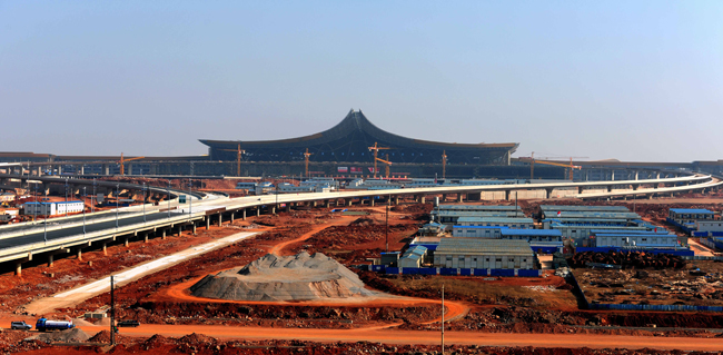 Photo taken on Feb. 10, 2011 shows the construction site of the new airport of Kunming, capital of south China&apos;s Yunnan Province. The investment of the new airport of Kunming has reached 14.26 billion RMB yuan, 75 percent of the project&apos;s total budget. [Xinhua] 