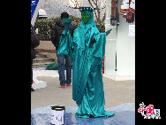 The 8th Chaoyang International Spring Carnival, which concluded at Chaoyang Park, disappointed some visitors because of its 'non-international' flavor. The carnival, first held in 2002, has been trying to distinguish itself from traditional temple fairs by adding foreign elements. According to the organizing committee, it was mainly composed of performances and delicacies from all over the world. [Photo by Guo Rui]  