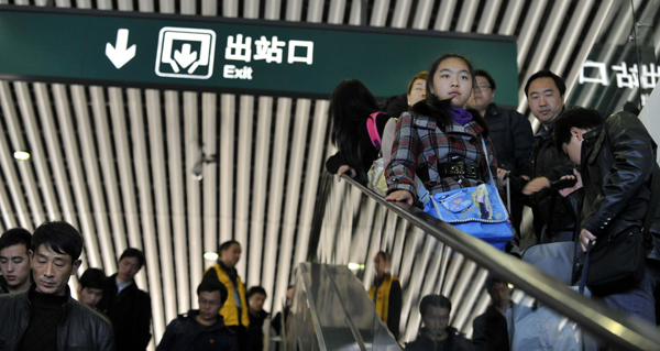 Crowds of passengers get into Guangzhou Railway Station, south China's Guangdong Province, Feb. 10, 2011. China's central area witnessed the first snow of this year on Wednesday. [Xinhua]