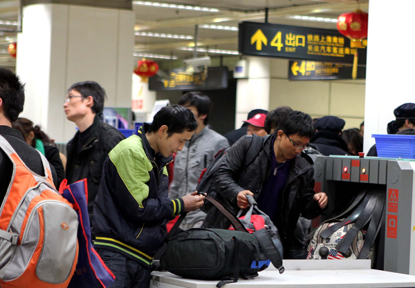 Crowds of passengers get into Shanghai Railway Station, Feb. 10, 2011.