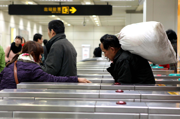 Crowds of passengers get into Shanghai Railway Station, Feb. 10, 2011.