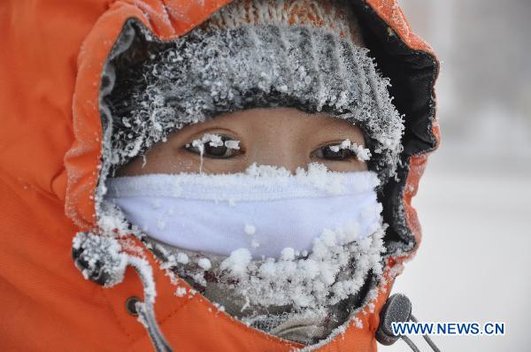 A sanitation worker works in a street in Yakeshi city, north China&apos;s Inner Mongolia Autonomous Region, Feb. 10, 2011. Temperature in the city dropped to minus 40.5 degrees centigrade on Thursday in the wake of strong cold snaps.