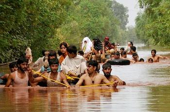 Flooded residents of Pakistan's Khyber Pakhtunkhwa district try to reach higher ground. [UN-HABITAT] 