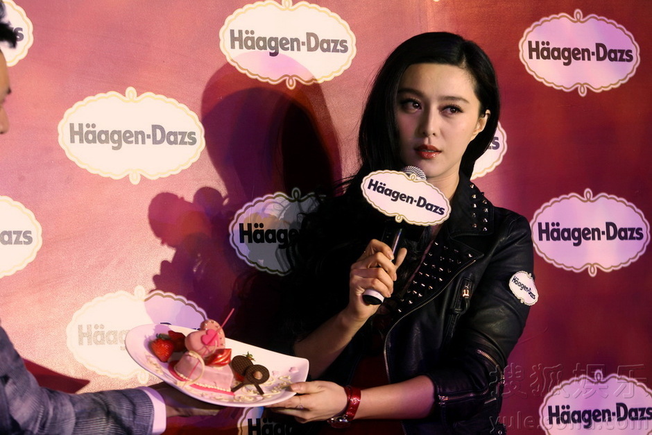 Chinese actress Fan Bingbing makes a wish on a promotion activity on Feb. 11, 2011. She wishes her Mr. Right to come to her soon.