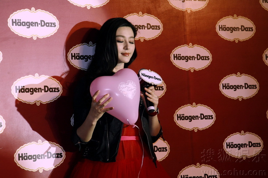 Chinese actress Fan Bingbing makes a wish on a promotion activity on Feb. 11, 2011. She wishes her Mr. Right to come to her soon.